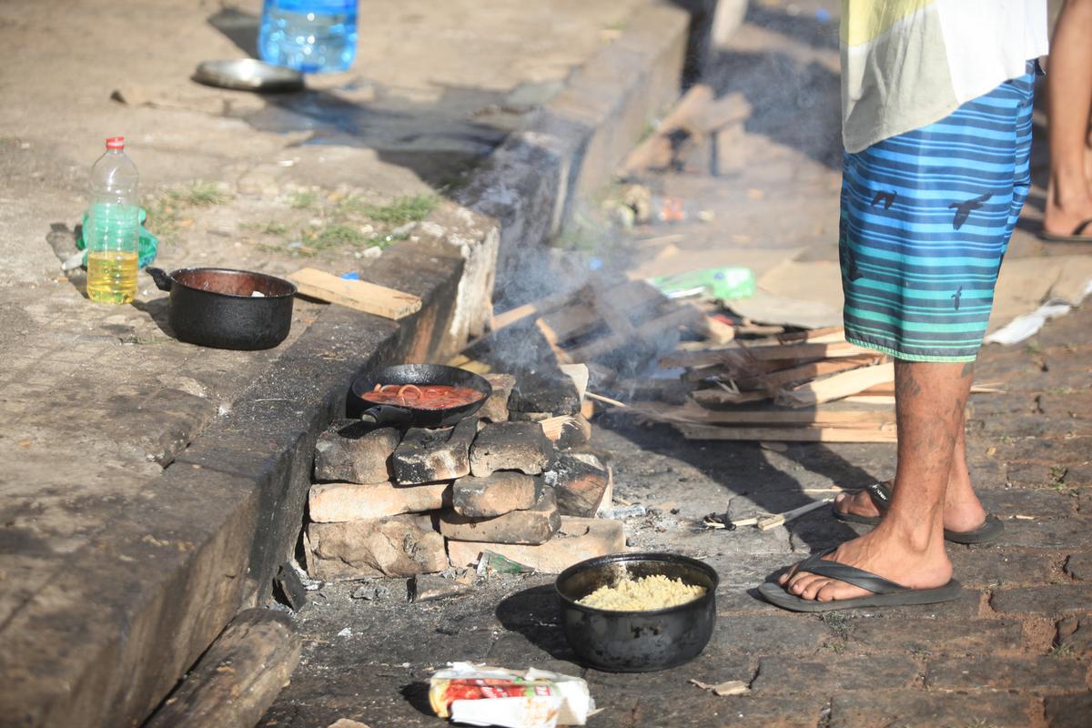 Moradores de rua se organizam para cozinhar alimentos doados (Kamá Ribeiro)