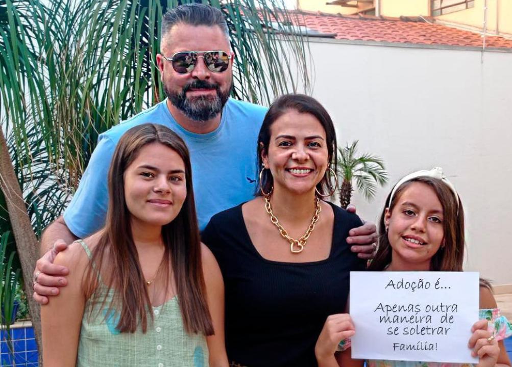Gustavo e Melissa assumiram o tema adoção como missão e ajudam outras pessoas, esclarecendo sobre os desafios e orientando procedimentos (Divulgação)
