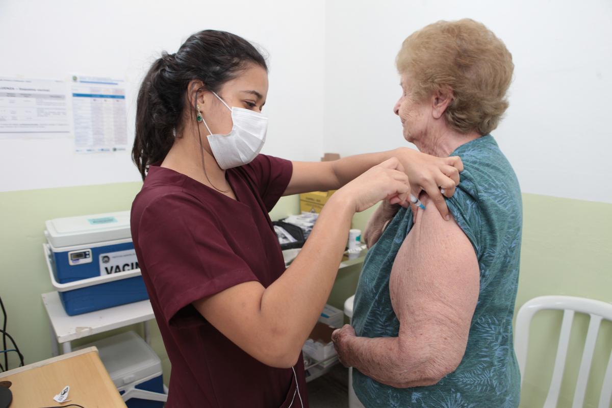 Nayá Maria Pinheiro Dupas, 85 anos, se vacinou ontem; a cuidadora de Nayá, Maria Santina da Silva, 45, aproveitou e se imunizou contra a gripe (Rodrigo Zanotto)