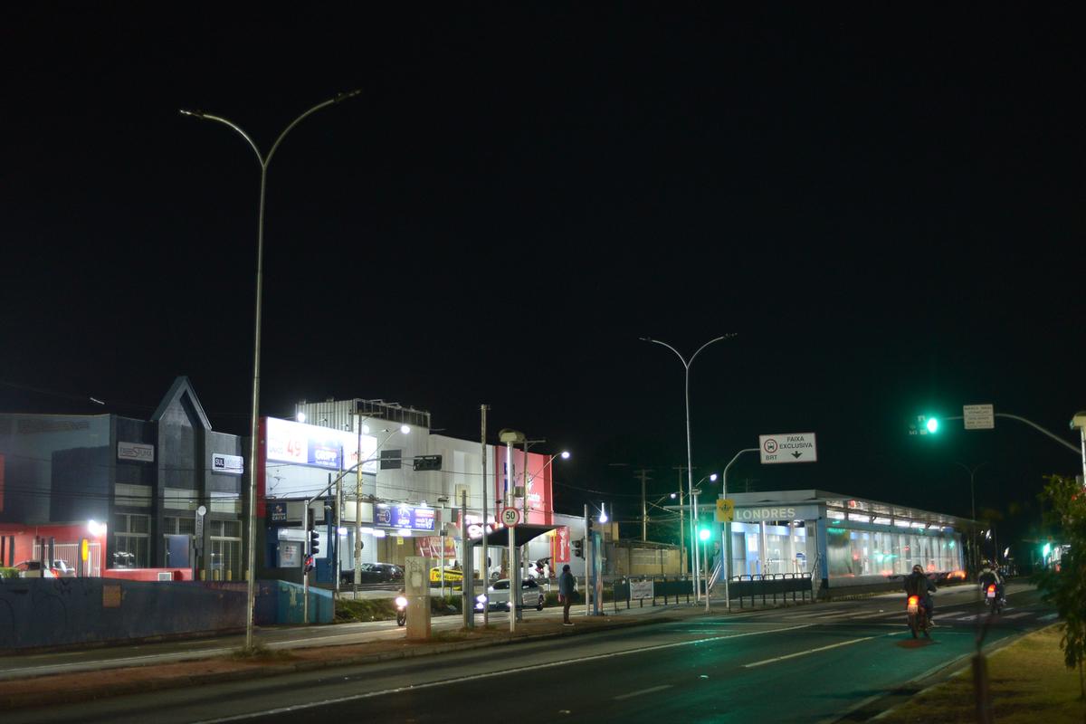 Secretaria de Serviços Públicos concluiu o reforço da iluminação em algumas estações da Avenida John Boyd Dunlop, como a do Jardim Londres (Alessandro Torres)