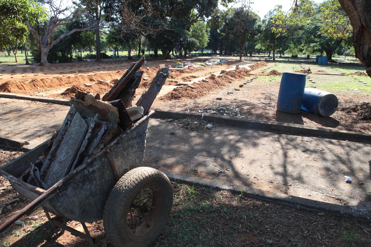 Restos mortais eram removidos enquanto ainda havia prazo para pedido de exumação por parte das famílias (Rodrigo Zanotto)