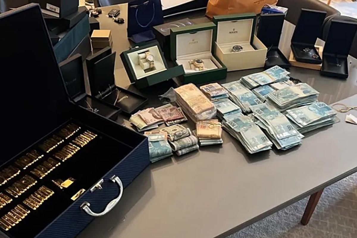 Os policiais federais apreenderam vários maços de dinheiro em espécie, relógios, centenas de folhas de cheque, documentos e outros objetos (Divulgação)