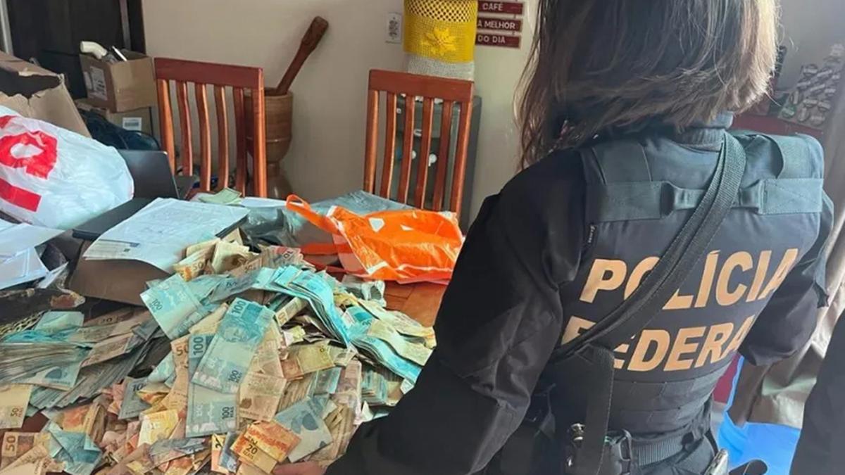 PF encontrou uma montanha de dinheiro na casa do jovem hacker (Divulgação/PF)
