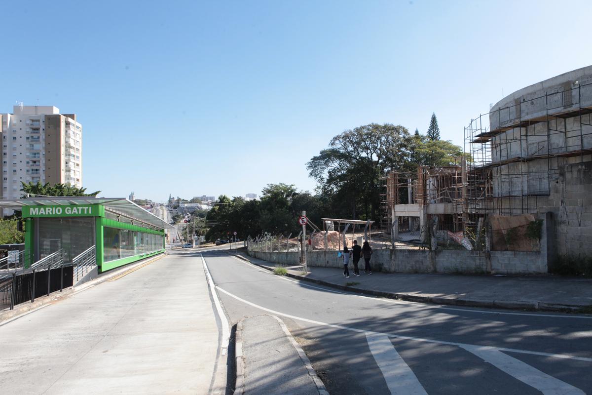 À direita, as obras em andamento do futuro Centro de Referência de Assistência Integral da Mulher (Craim), que funcionará em uma área próxima ao Hospital Mário Gatti (Rodrigo Zanotto)