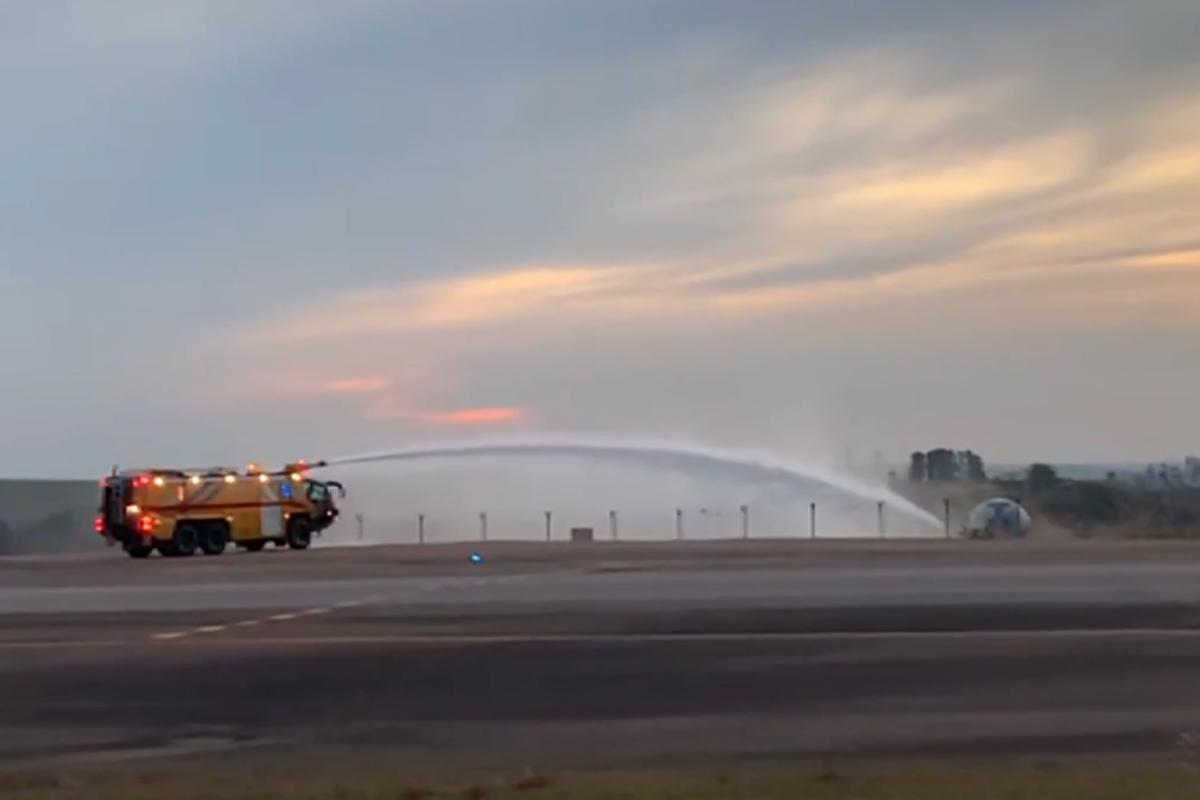 Bombeiros foram acionados para atender ocorrência com balão que caiu no terreno do sítio aeroportuário de Viracopos no domingo (Divulgação/ Viracopos)