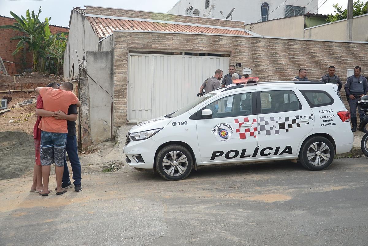 Familiares da vítima se abraçam em frente à residência onde marido e mulher foram encontrados mortos (Alessandro Torres)