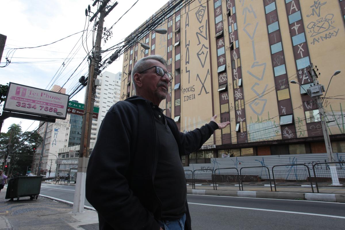 Genosil Pinheiro, de 70 anos, tem uma loja de telefones em frente ao Palace Hotel desde 1997; o comerciante tem memórias da época em que o espaço funcionava a todo vapor (Rodrigo Zanotto)