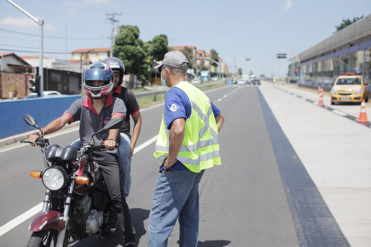 Agente de mobilidade urbana da Emdec orienta motociclistas em campanha de educação no trânsito (Kamá Ribeiro)