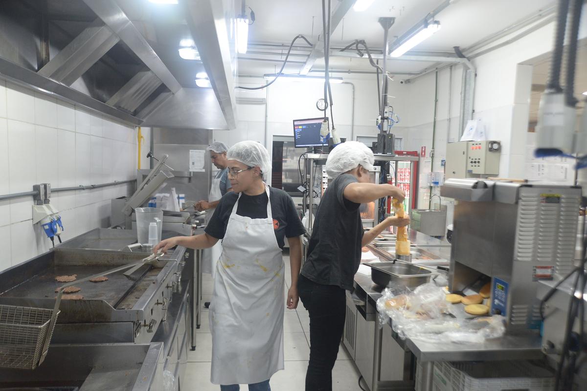 Dos mil estabelecimentos em Campinas analisados no estudo feito por pesquisadores da FCA da Unicamp, 24,4% operam como dark kitchens (Alessandro Torres)