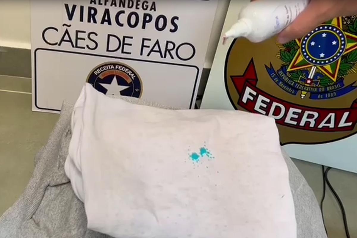 Substância aplicada pela Polícia Federal em roupas engomadas em bagagem de passageiro no Aeroporto de Viracopos testou positivo para cocaína (Reprodução)
