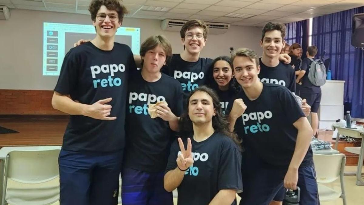 Matheus com os amigos em debate no grupo criado no Colégio Notre Dame (Arquivo pessoal)