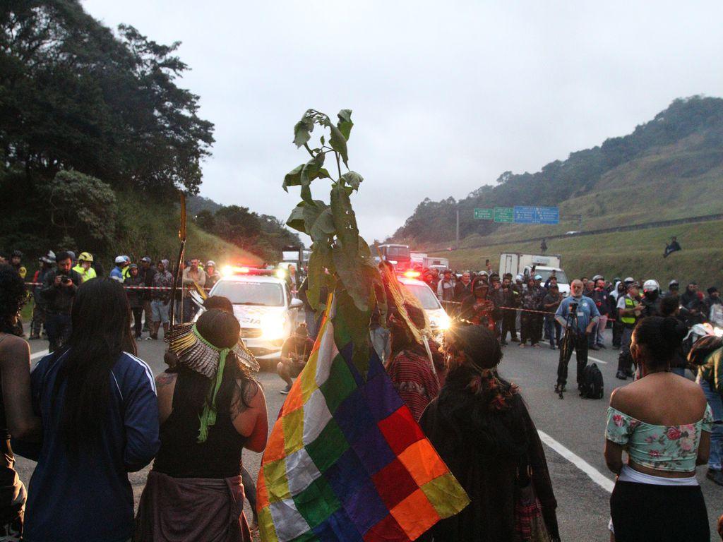 Interdição da rodovia Bandeirantes pelos indígenas do Jaraguá contra a PL 490 do marco temporal (Rovena Rosa/Agência Brasil)