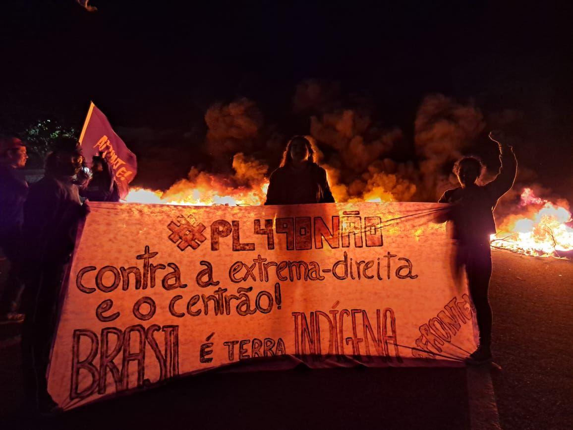 Manifestantes queimaram pneus na Rodovia Professor Zeferino Vaz (Nalberth Arcano)