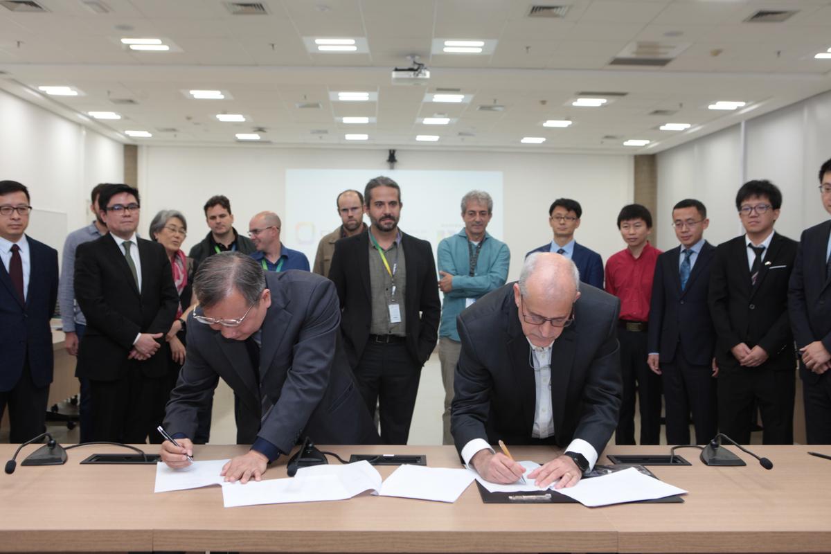 Diretor-geral do CNPEM, Antonio José Roque da Silva, assinou o acordo com vice-diretor do Escritório de Assuntos Americanos e Oceânicos da academia chinesa, Yiqi Jiang (Rodrigo Zanotto)