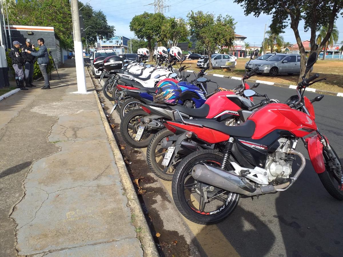 Motocicletas roubadas pela quadrilha e recuperadas pela Polícia Militar em frente à delegacia (Divulgação)