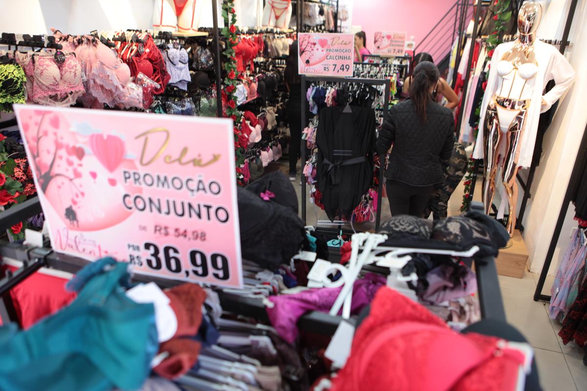 Loja faz promoção de lingeries para o Dia dos Namorados, cujas projeções de vendas são bastante animadoras para o comércio local, porém ainda insuficientes para compensar as perdas ocorridas durante a pandemia (Rodrigo Zanotto)