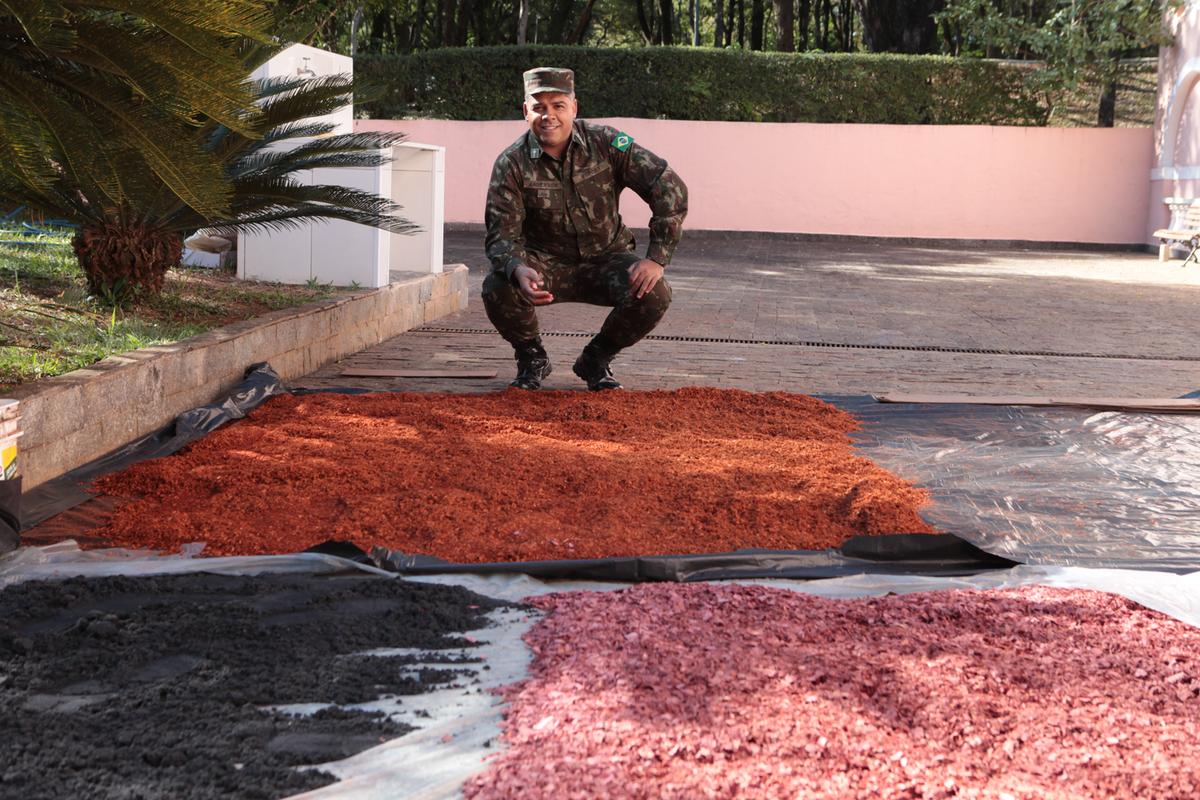 O capelão militar Anderson José do Nascimento e a serragem que será usada na criação de tapete: momento de confraternização e de fé (Rodrigo Zanotto)
