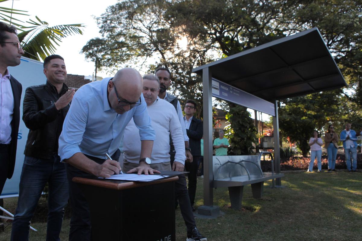 O prefeito Dário Saadi assina a ordem de serviço para a instalação de 355 abrigos em pontos de ônibus (Rodrigo Zanotto)