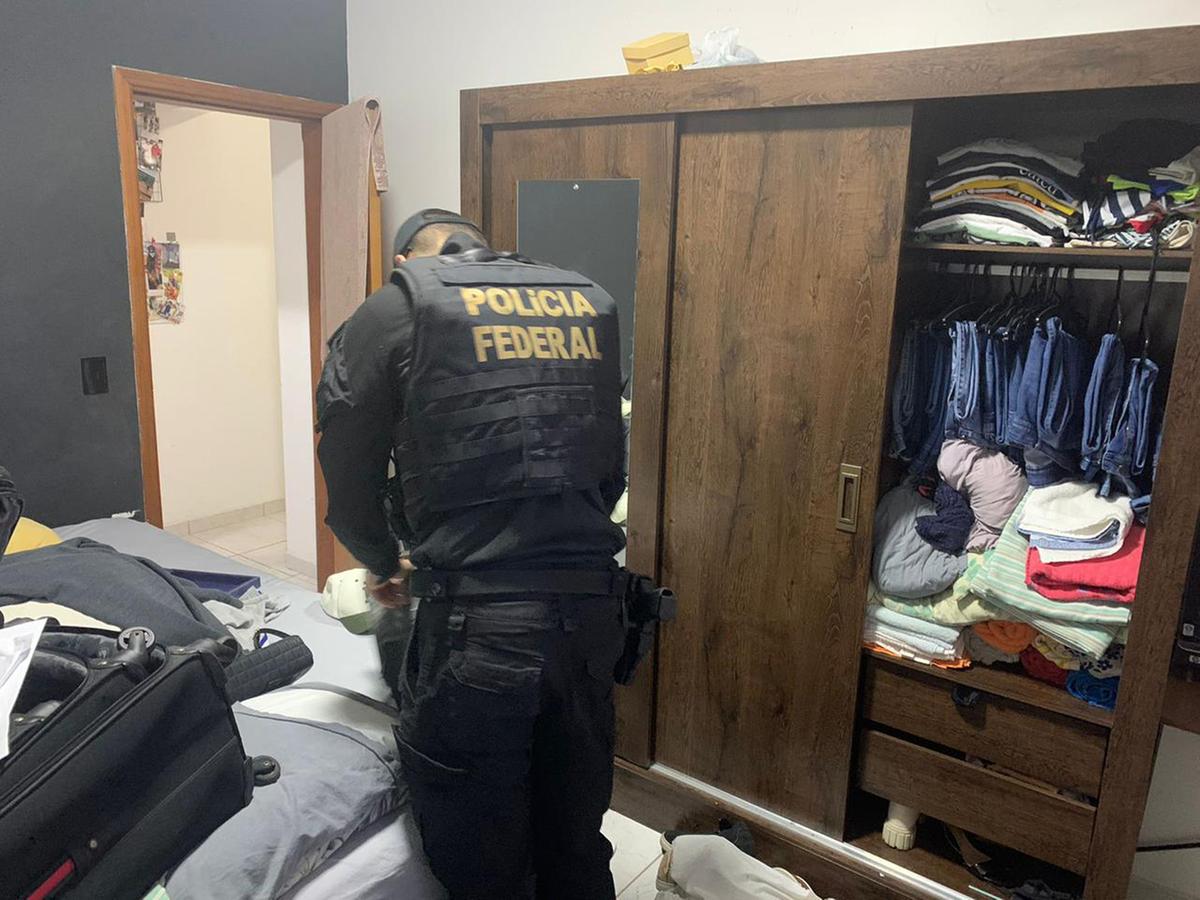 Agente da Polícia Federal vasculha imóvel durante execução de mandado de busca e apreensão (Divulgação/ PF)
