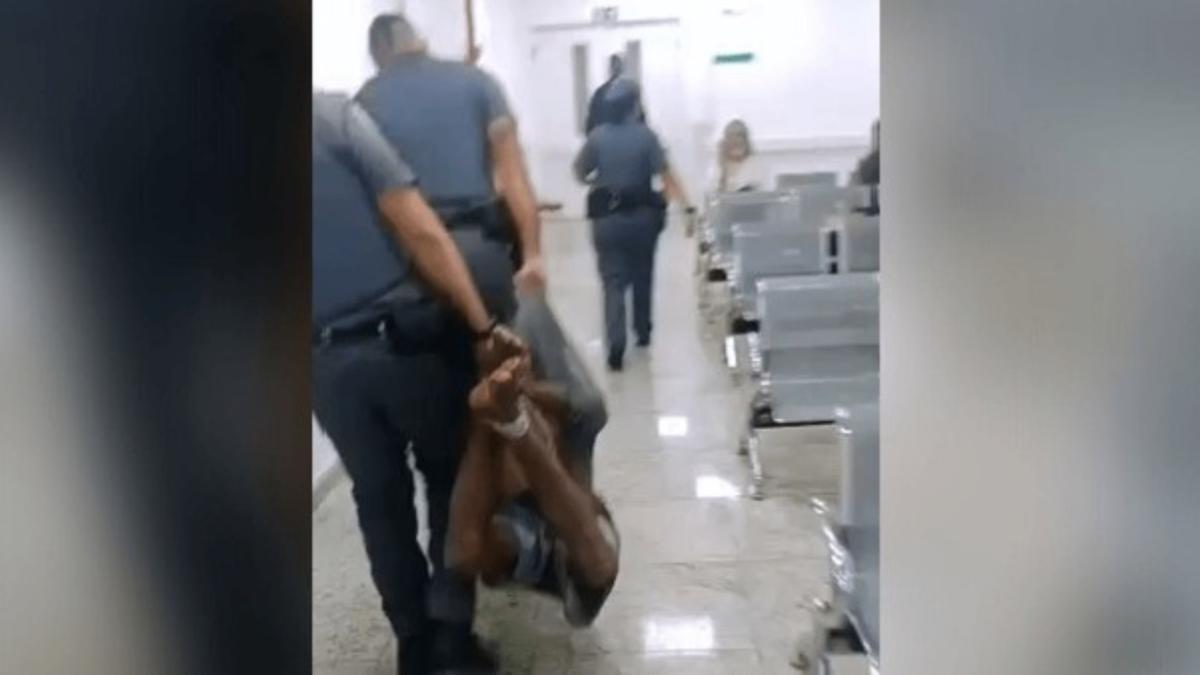 O vídeo da abordagem mostra o homem com as mãos amarradas aos pés (Reprodução)