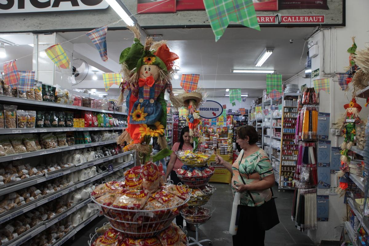 A empresária Eliane Conceição (de óculos) fez compras para festa junina que será realizada no final de semana em um condomínio em Barra Bonita (SP) (Rodrigo Zanotto)
