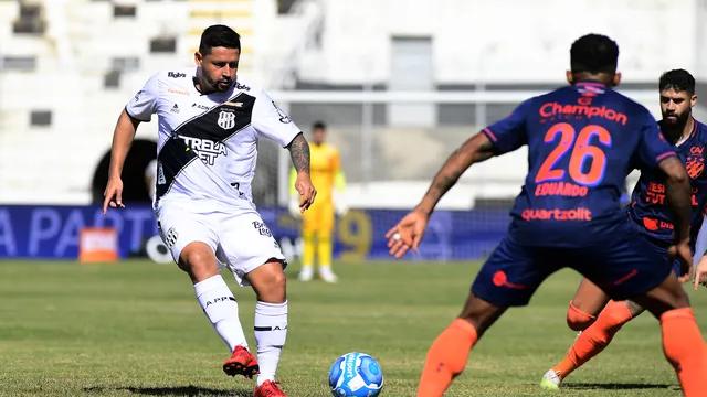 Ponte Preta cedeu empate após expulsão (Marcos Ribolli/ PontePress)