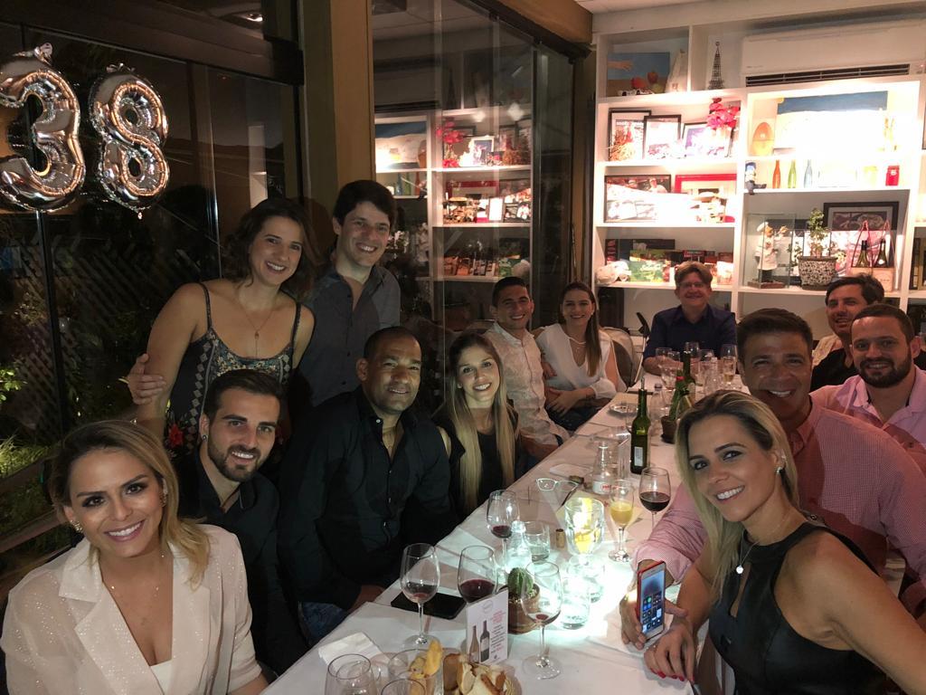 Sempre juntos em restaurantes e em casa (Arquivo pessoal)