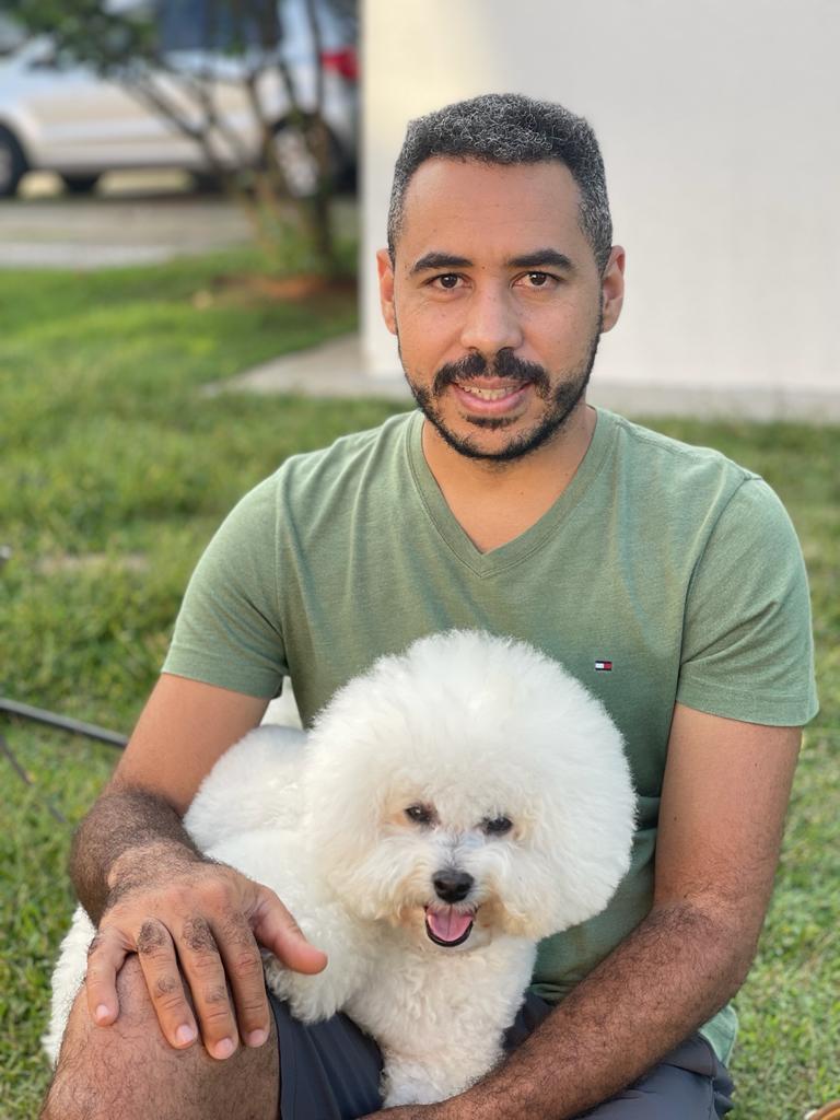 O bichon frisé Axel Jr. já se acostumou aos flashes (Arquivo pessoal)