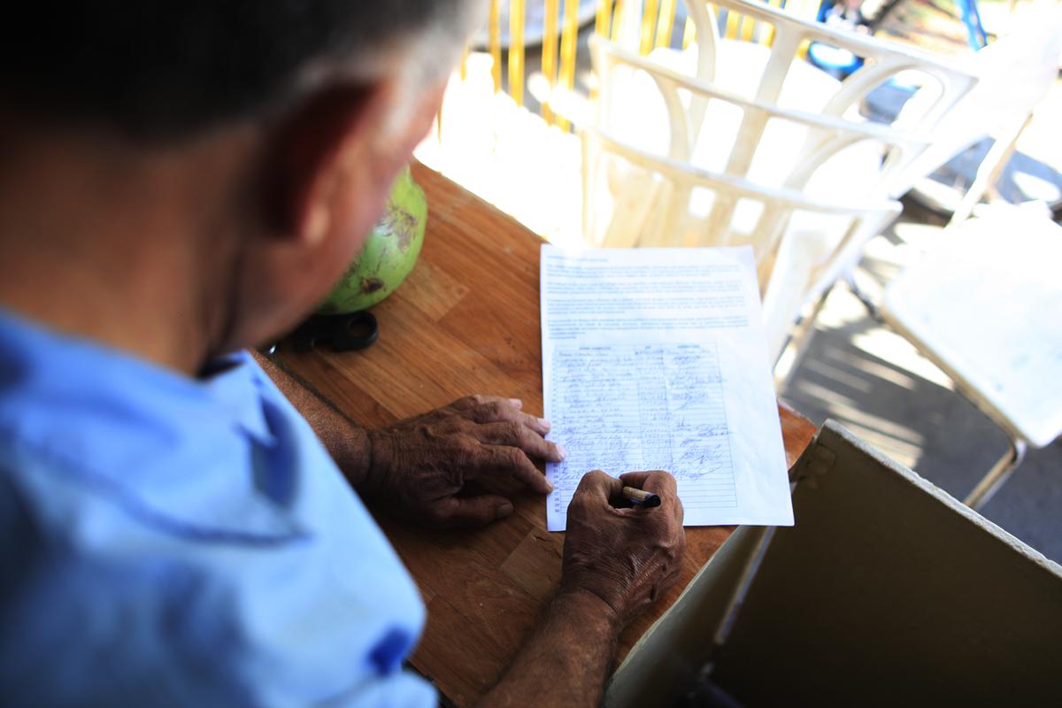 Comerciante que tem uma banca na parte externa do Bosque há 26 anos disse que é comum ver famílias voltando para casa ao notar área fechada (Kamá Ribeiro)