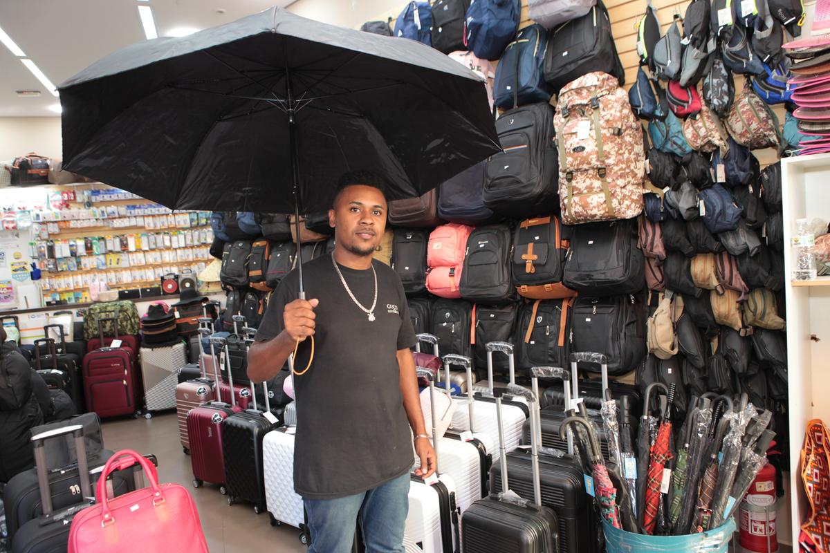 Vendedor Gabriel Jesus, de 23 anos, espera vender mais guarda-chuvas (Rodrigo Zanotto)