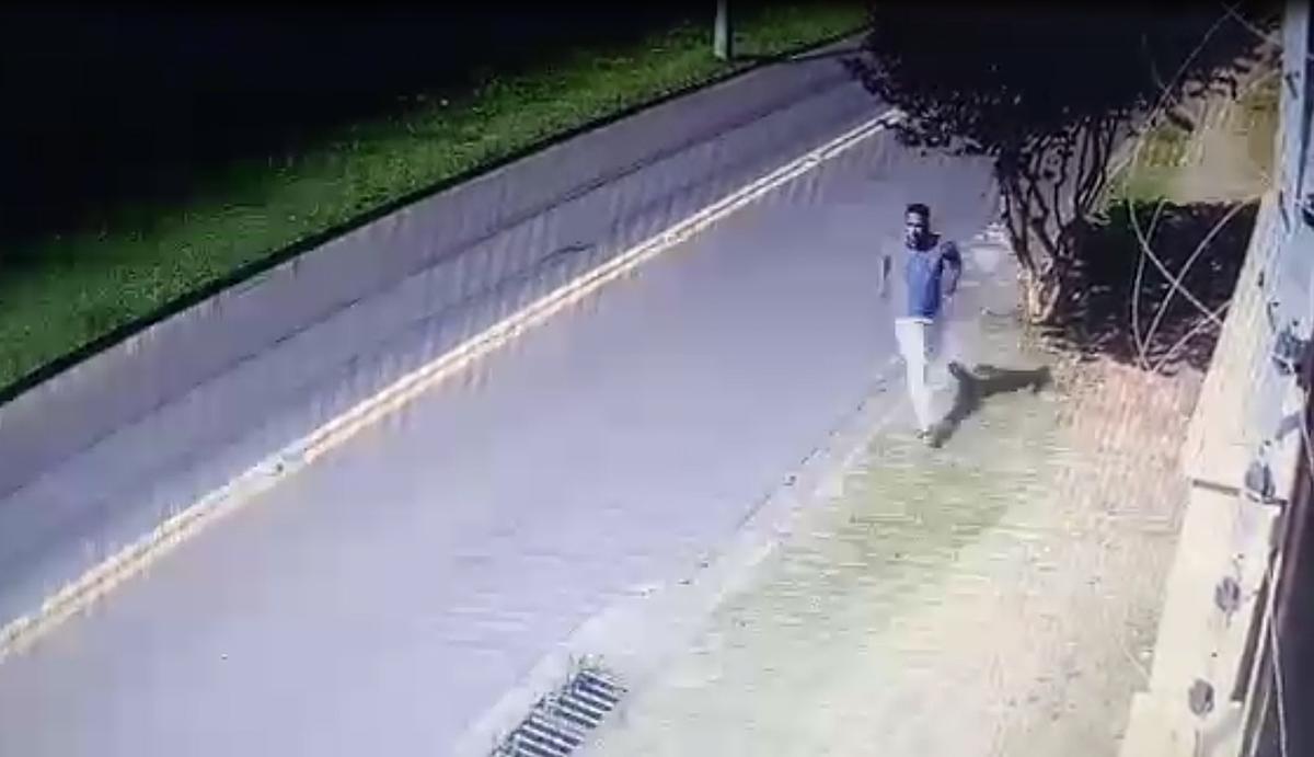 Após pular do carro em movimento, a vítima tentou fugir, mas logo foi alcançado pelos bandidos (Captura de video)