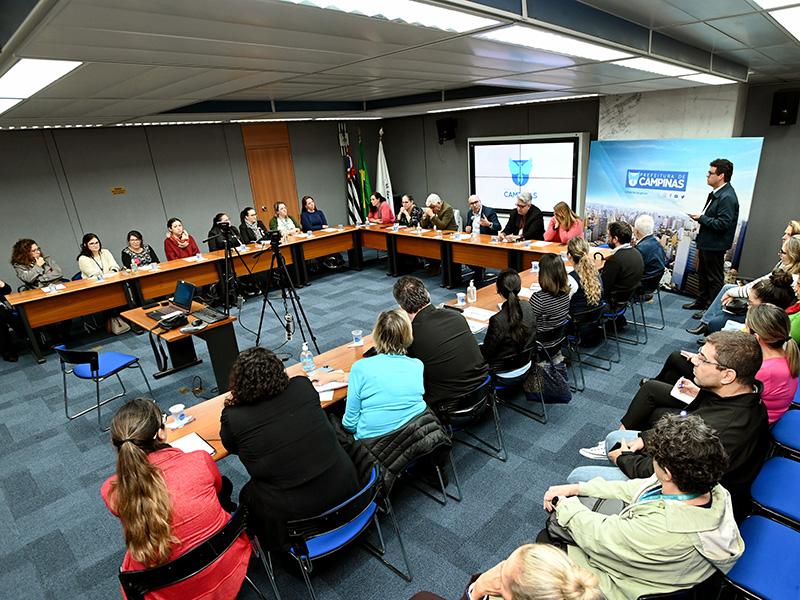 Participantes em reunião emergencial realizada no Paço Municipal (Carlos Bassan/ PMC)