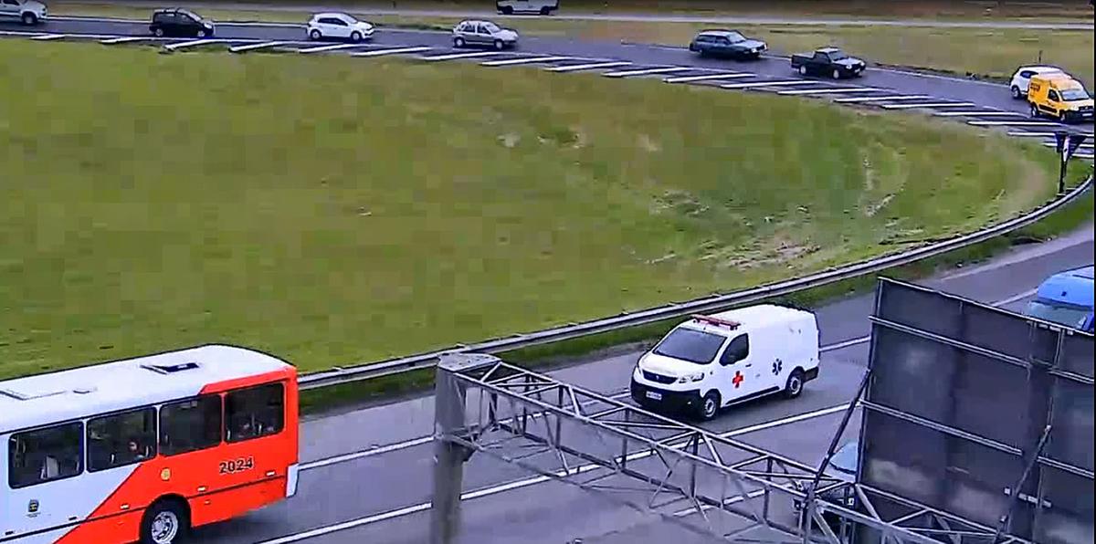 Câmera de monitoramento flagra ambulância utilizada pelo médico para “furar” pedágios nas rodovias (Divulgação)
