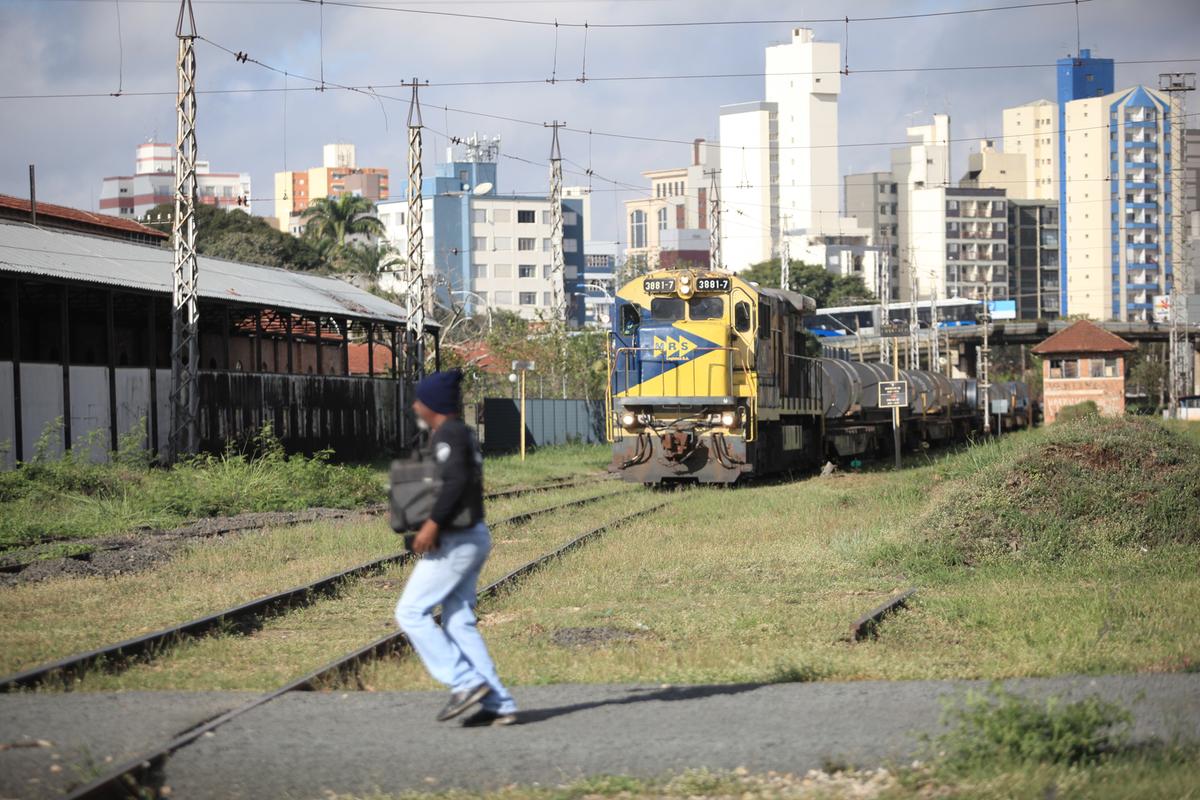 Homem apertou o passo para atravessar a linha enquanto a composição cargueira se movimentava no Pátio Ferroviário; Prefeitura vai requalificar o complexo (Kamá Ribeiro)