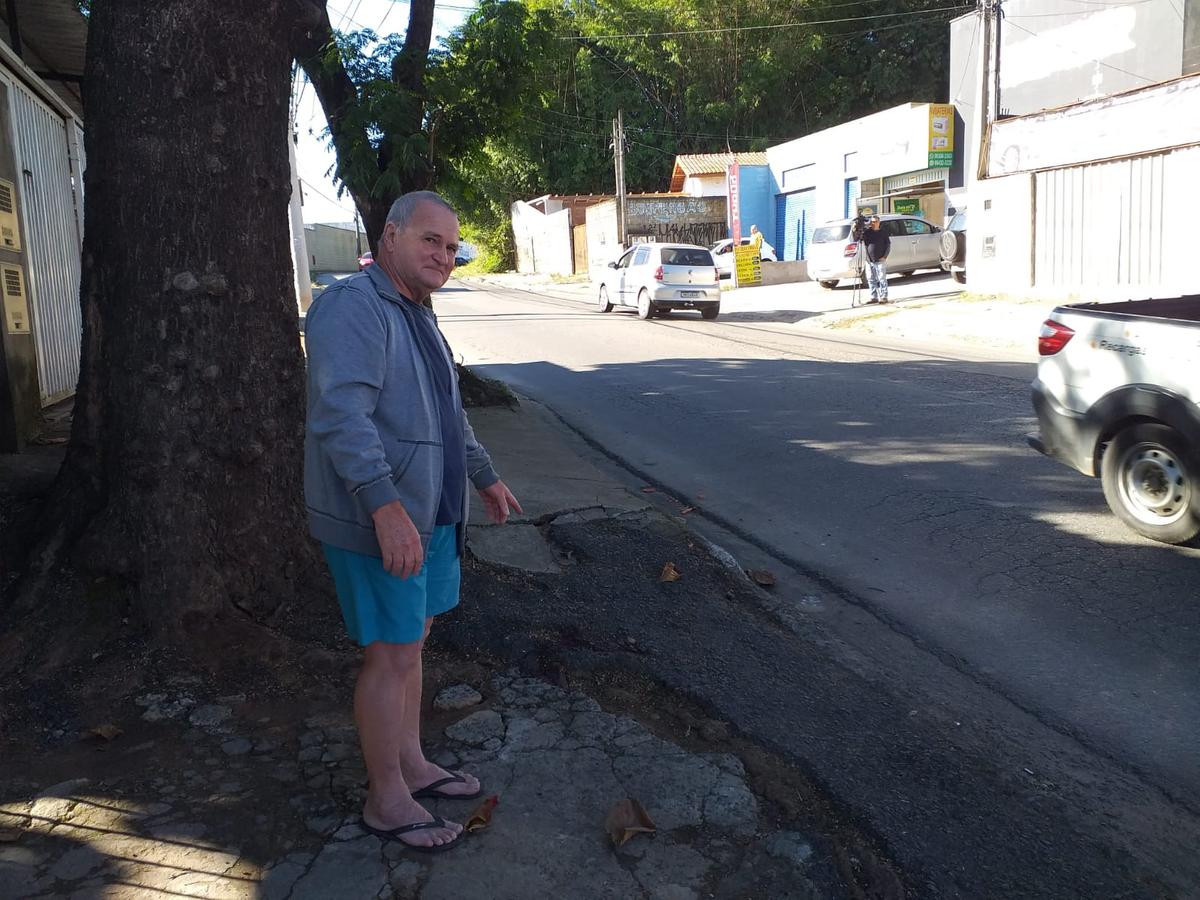 Vizinho mostra o local exato onde o estudante Edson Henrique Pereira tombou morto com tiros nas costas (Alenita Ramirez)