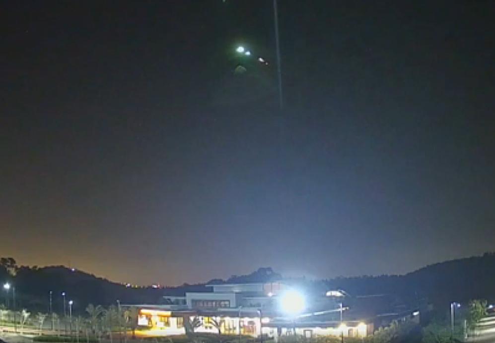 Imagens tiradas de celulares das pessoas que avistaram as luzes no céu foram imediatamente publicadas nas redes sociais, viralizando rapidamente e despertando a curiosidade dos especialistas no assunto (Reprodução)