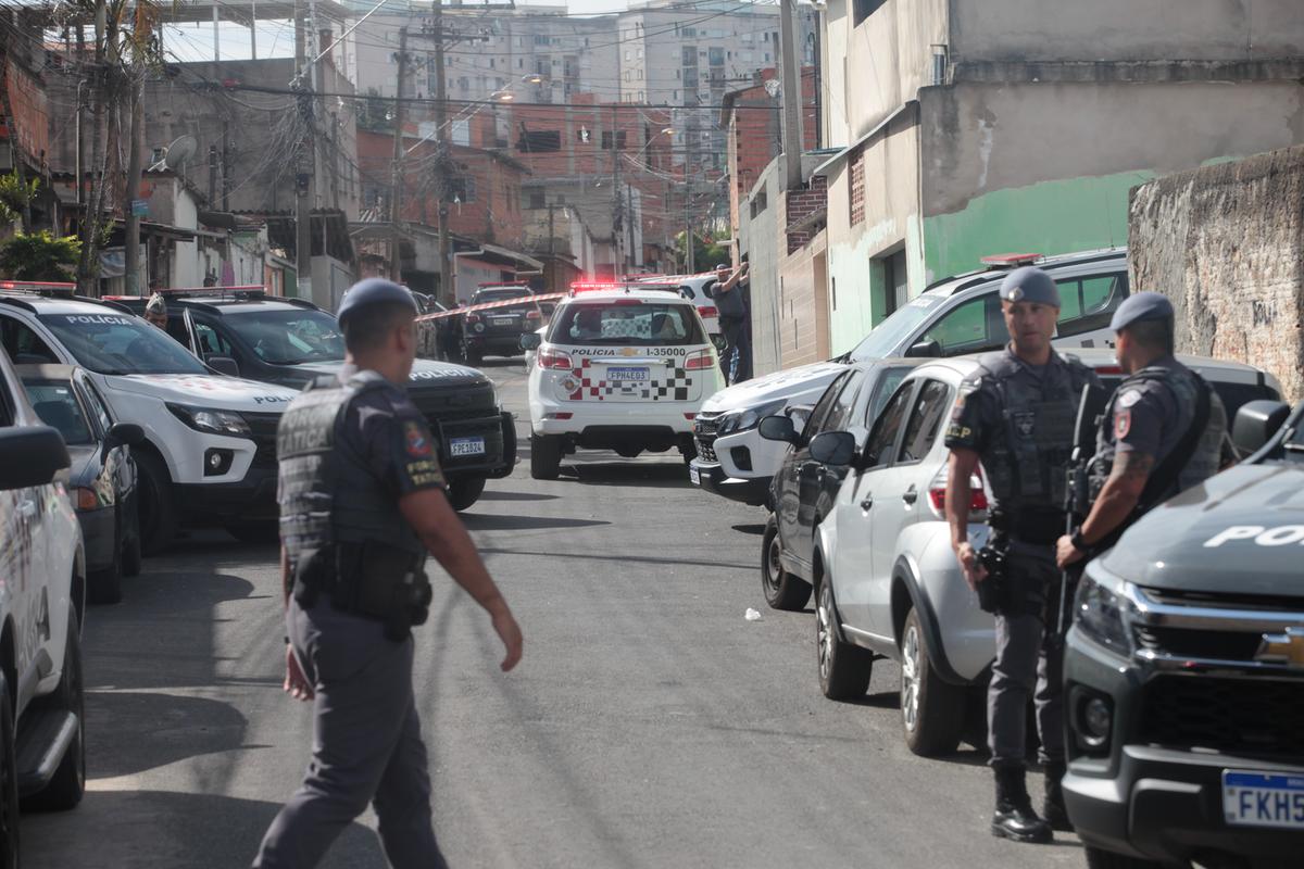 Homens do Baep cercaram ontem as entradas e saídas do bairro Paranapanema, zona dominada pelo tráfico (Rodrigo Zanotto)