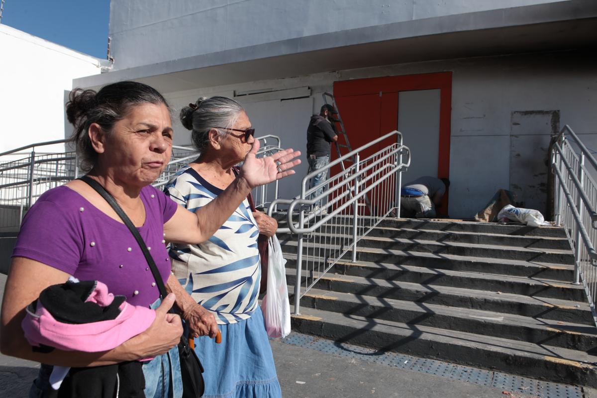Roseli e sua mãe, Sebastiana, de 84 anos, foram ao banco ontem à tarde, mas foram surpreendidas com o encerramento das atividades da agência (Rodrigo Zanotto)