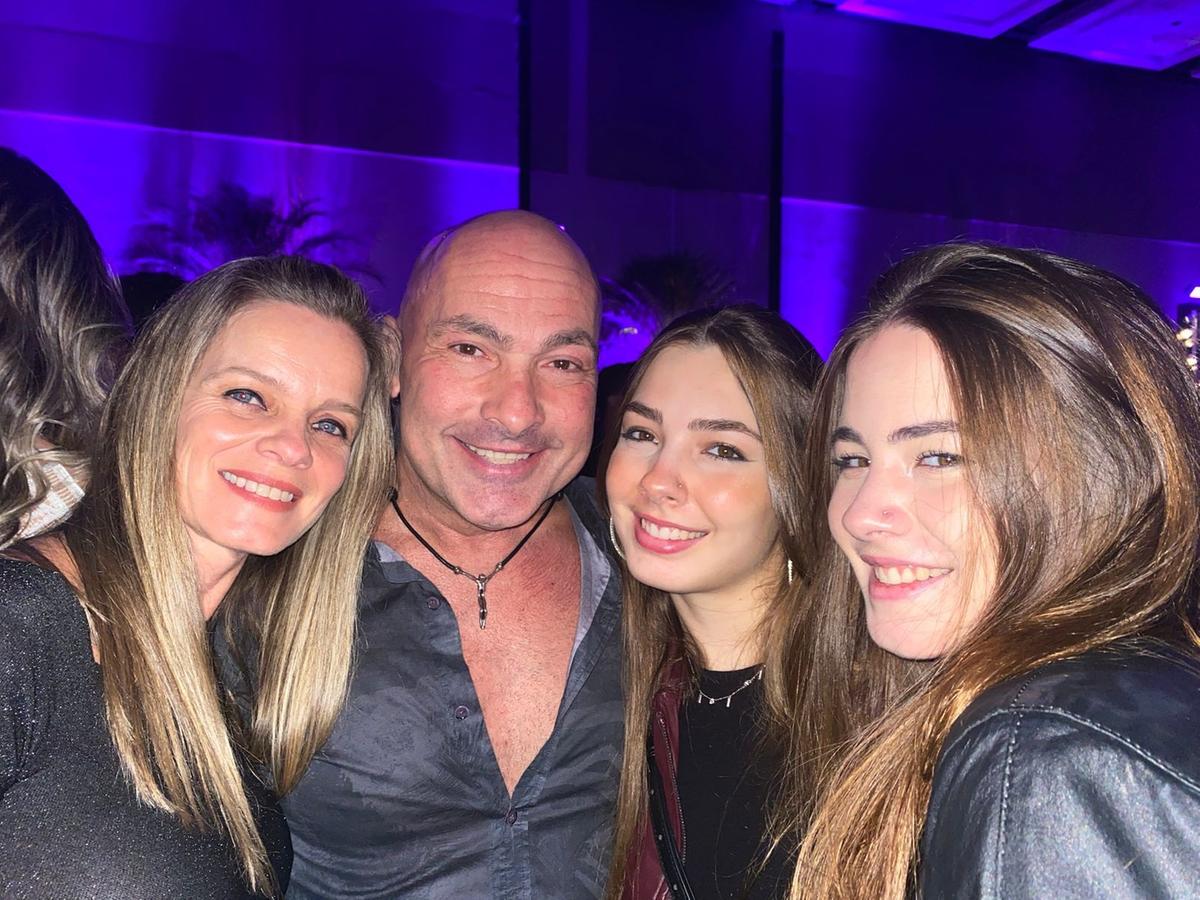 Wilsinho com a esposa Danielle e as filhas Giovanna e Manuella (Arquivo pessoal)