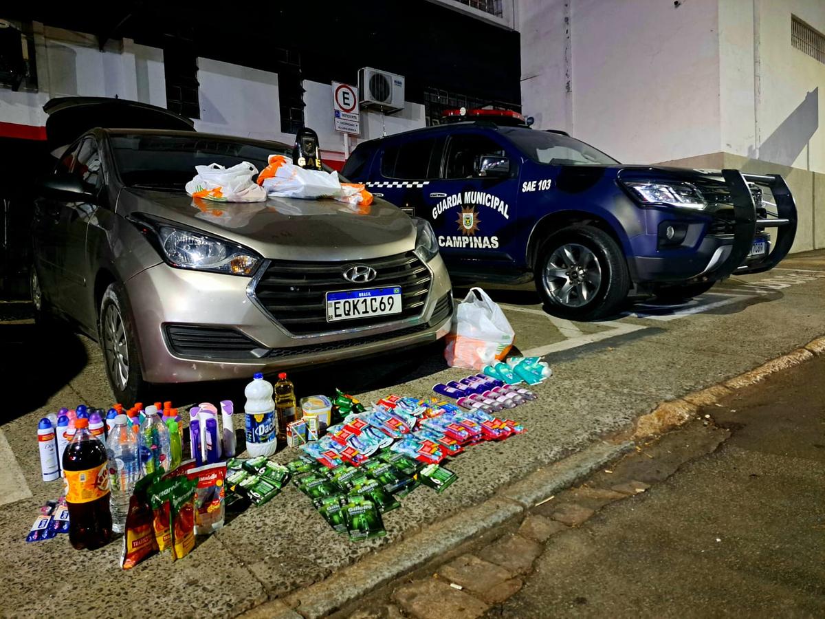 Hyundai HB20 utilizado pelas assaltantes e os produtos furtados de um supermercado em Campinas (Rubens de Queiroz)