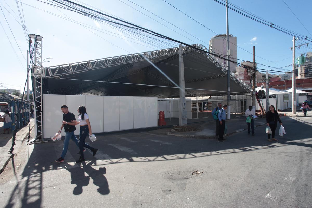 Estrutura provisória montada no estacionamento do Mercado Municipal já está pronta para receber os permissionários; Setec montou tendas climatizadas para maior conforto (Rodrigo Zanotto)