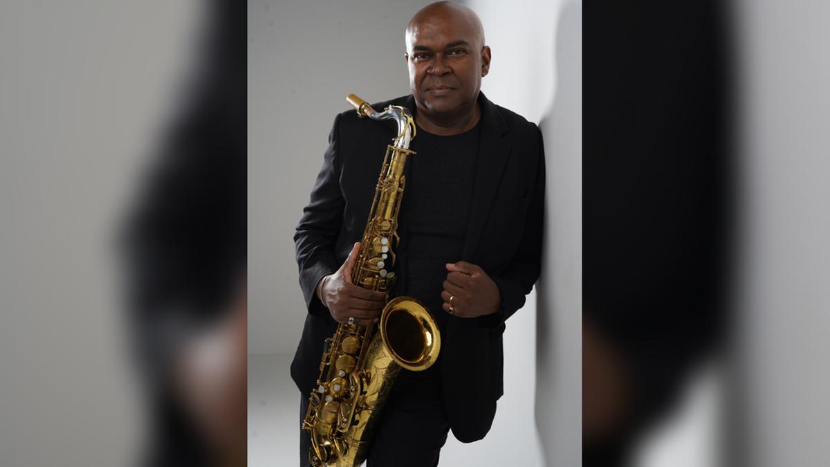 Em carreira solo, o saxofonista Hamilton Faria faz show de 1h30 focado nas canções do mestre carioca (Tim Peixoto)