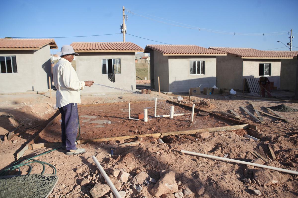 Pedreiro prepara o terreno para a construção de novas unidades embrionárias do Residencial Mandela, no DIC 1, distrito do Ouro Verde (Kamá Ribeiro)