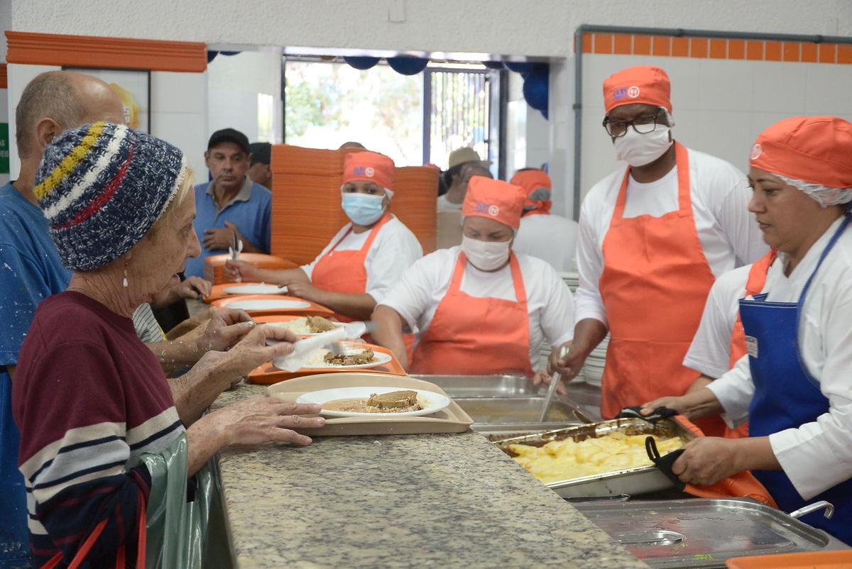 60% do público atendido são idosos que buscam alimento e companhia; pessoas em situação de rua também são presença constante e se beneficiam do baixo valor das refeições (Alessandro Torres)