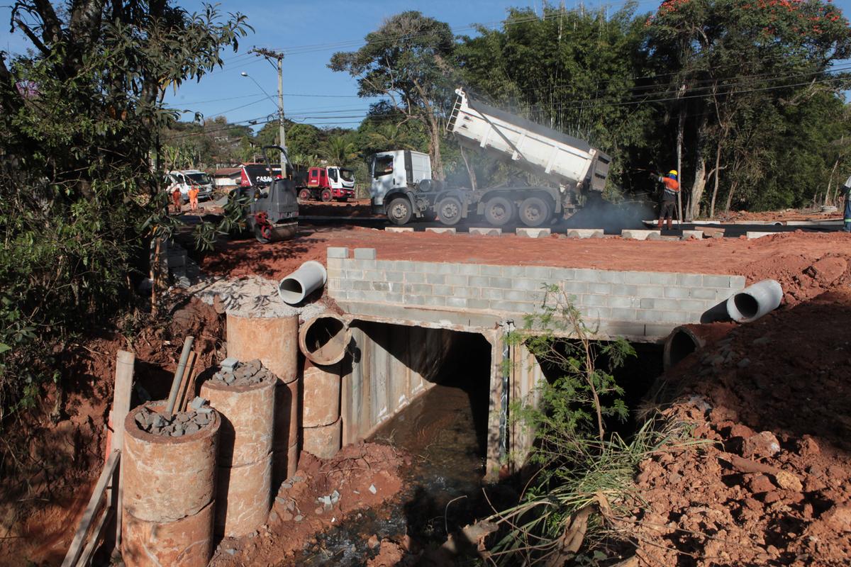 Investimento de R$ 1,2 milhão beneficiará cerca de 5 mil pessoas; Prefeitura trabalha na pavimentação e na instalação de proteções laterais (Rodrigo Zanotto)