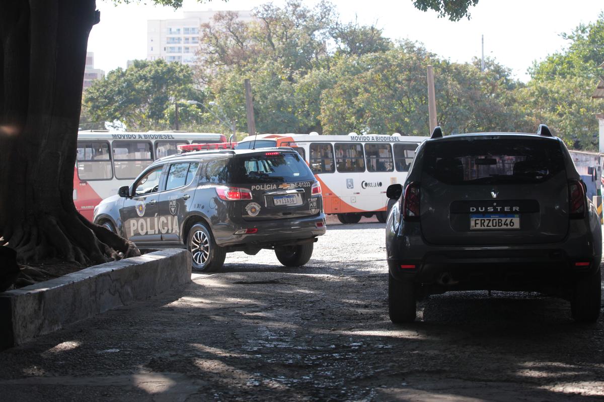 Policiais do Baep na Cooperativa Altercamp, na Ponte Preta: uma pessoa foi presa por porte ilegal de arma (Rodrigo Zanotto)