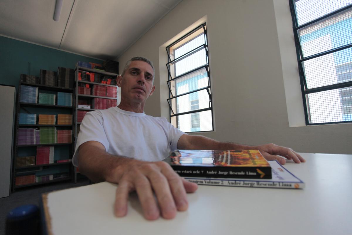André Jorge Resende Lima, de 47 anos, possui 24 livros prontos, sendo que 12 deles foram publicados pela Editora Sinai (Rodrigo Zanotto)