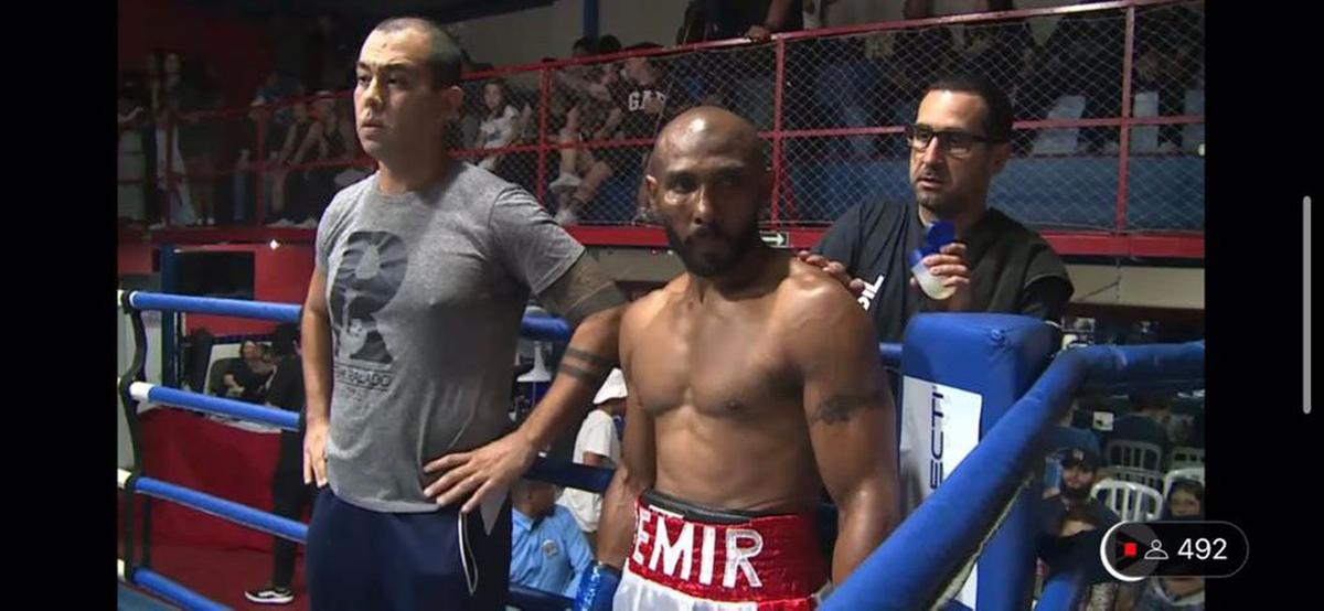 Ademir já fez mais de 100 lutas como amador e no final deste mês realiza o 11º combate como pugilista profissional (Divulgação)