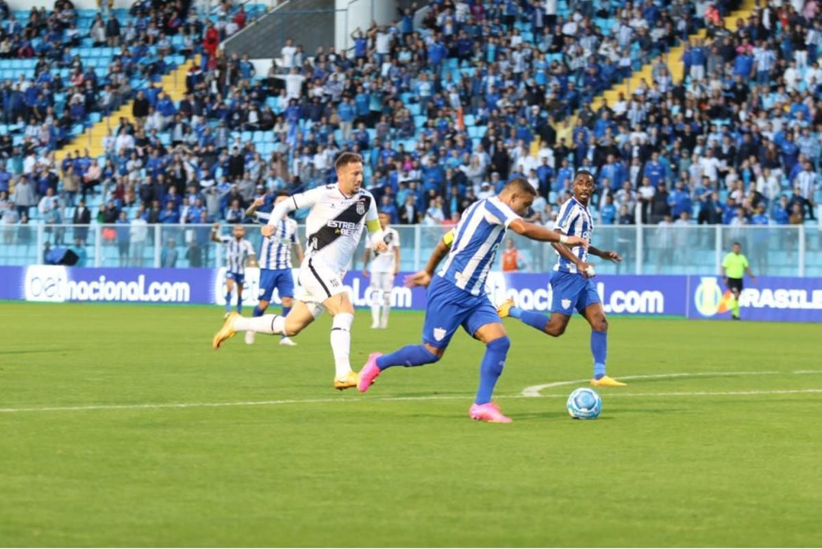 Ponte Preta perde do Avaí, completa 10 jogos sem vencer e vai para o Z-4