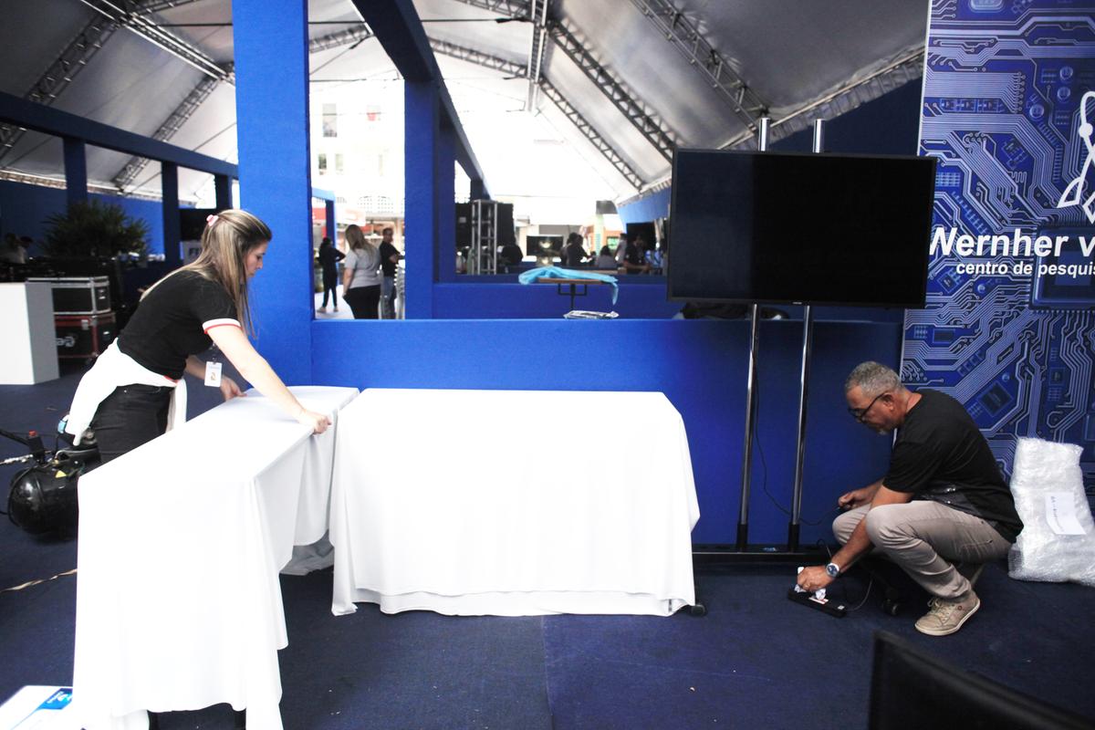 Expositores fazem os últimos ajustes no Largo do Rosário, onde acontece hoje a feira de ciências intitulada “Difusão do Conhecimento: Ciência, Tecnologia e Inovação” (Kamá Ribeiro)